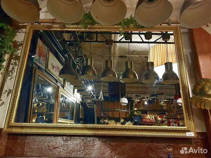 Большое зеркало в багетной раме