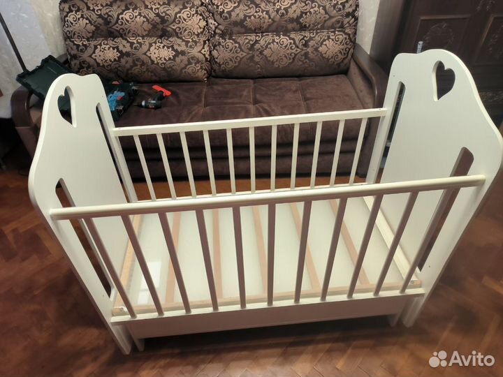 Кроватка детская с маятником и матрасиком