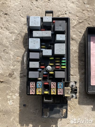 Блок предохранителей подкапотный Шевроле Эпика 2.0