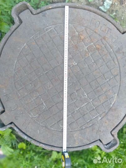 Канализационный люк с крышкой