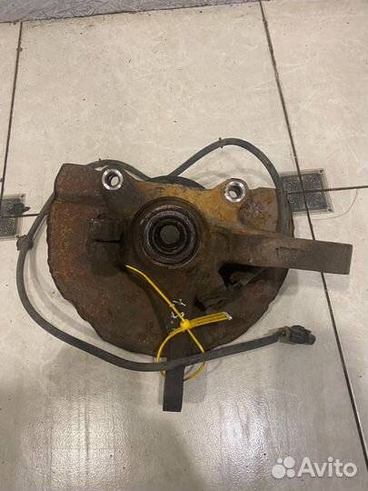 Поворотный кулак передний правый Mitsubishi Lancer