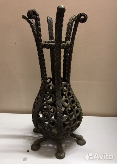 Ковка розы в вазе