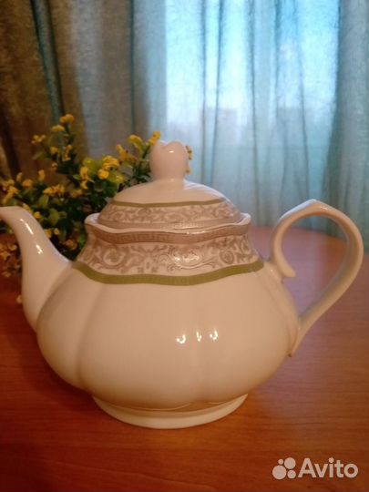Фарфоровый чайник