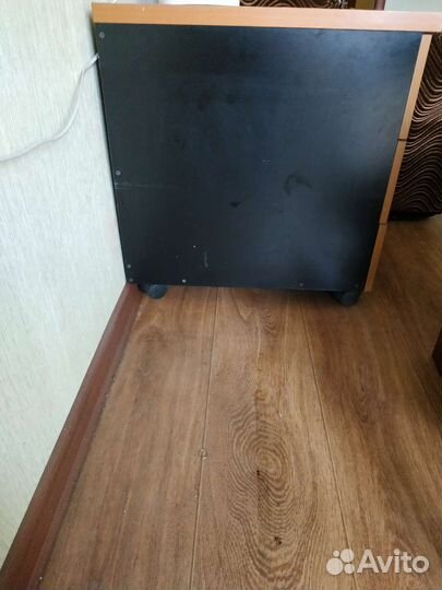 Тумба прикроватная, на колесиках