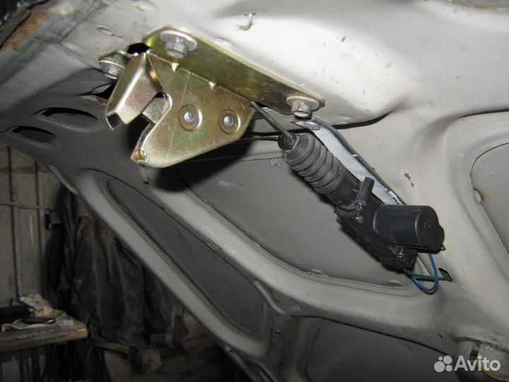 Замок волга багажника газ 24 3102 31029 нов