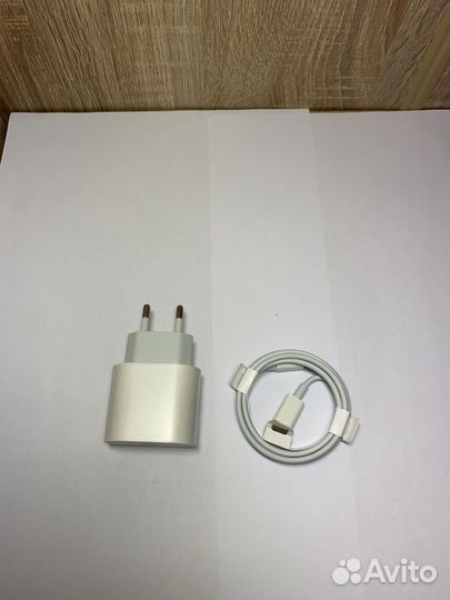 Зарядка на iPhone блок питания и lightning