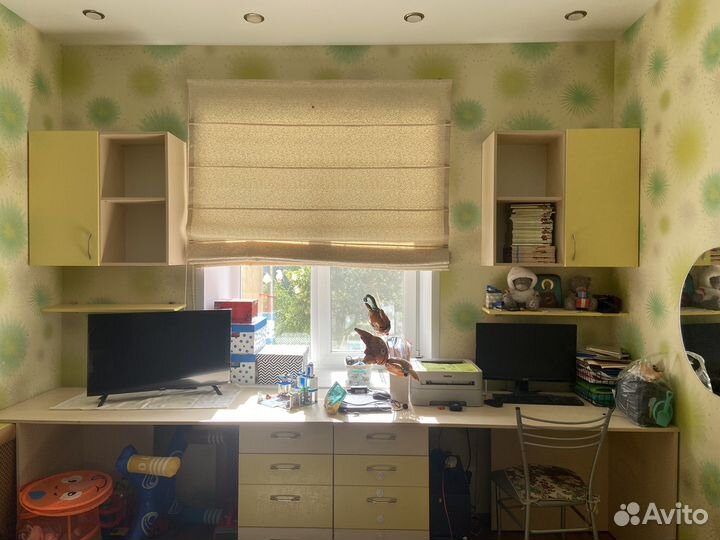 Детская мебель бу: столы и книжные шкафы