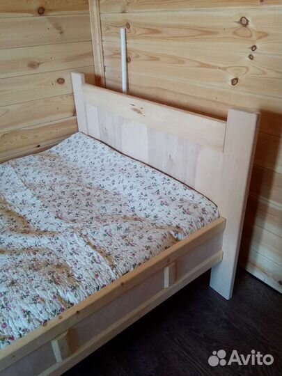 Кровать из массива дерева