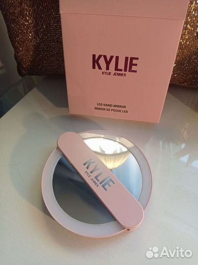 Kylie Jenner зеркальце с подсветкой