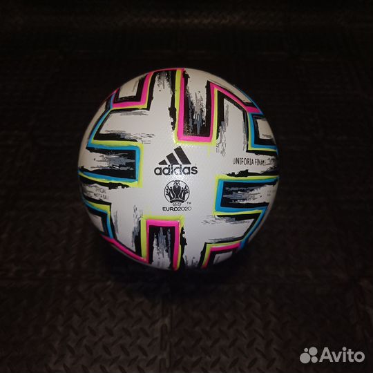 Футбольный мяч adidas uniforia