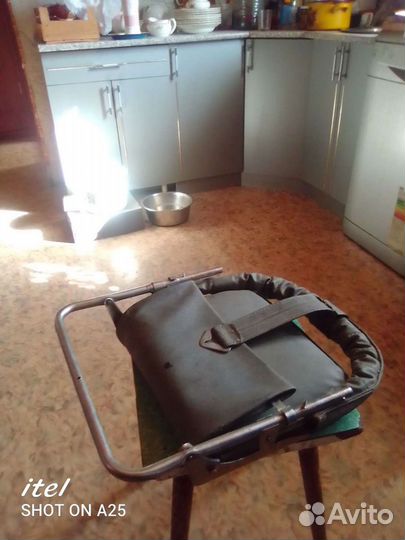 Сиденье откидное с креплением на стену