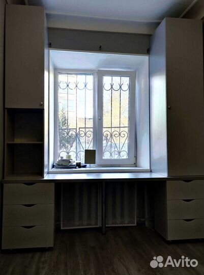 Детская рабочая зона у окна