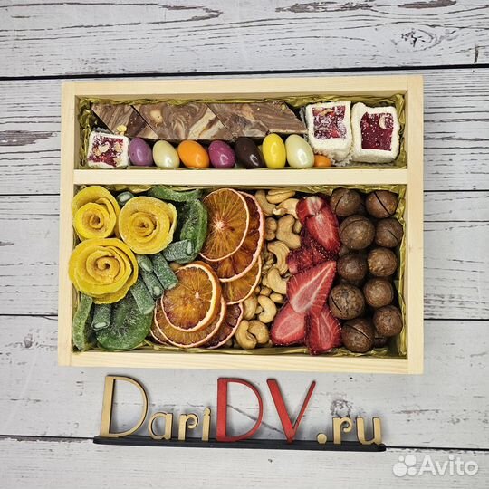 Набор из сухофруктов и орехов в ящике арт. 3679