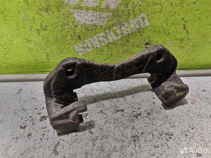Скоба суппорта переднего Митсубиси Галант 6 Е30