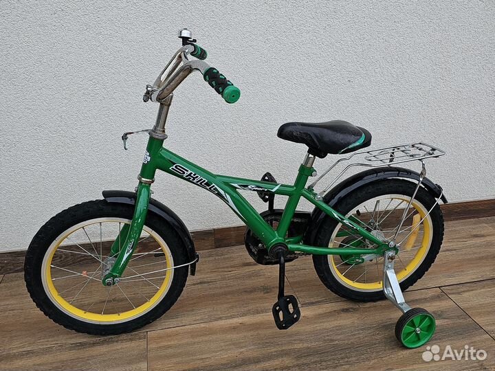 Детский велосипед с боковыми колесами