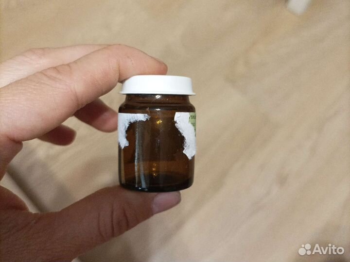 Маленькие стеклянные баночки пузырьки