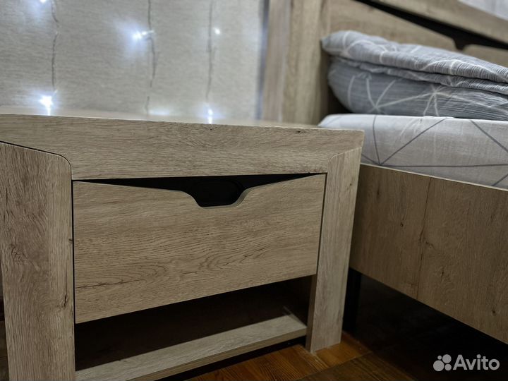 Кровать и тумбочки