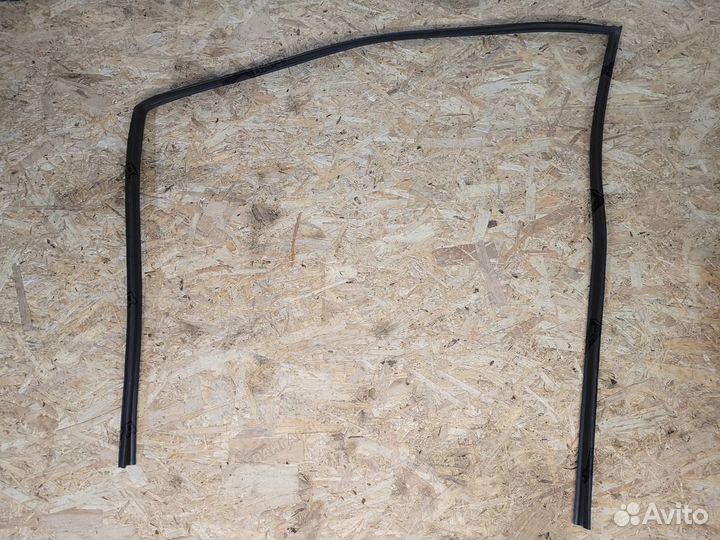 Уплотнитель стекла пер прав внут Mitsubishi Aspire