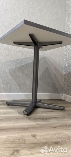 Стол квадратный