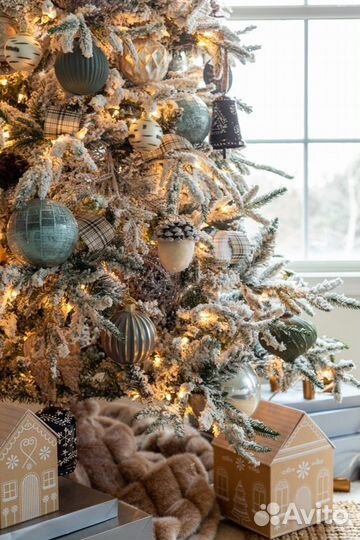 Елка в наличии со снегом не осыпается