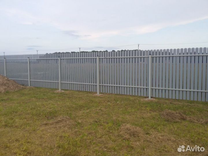 Заборы из профнастила с кирпичными столбами