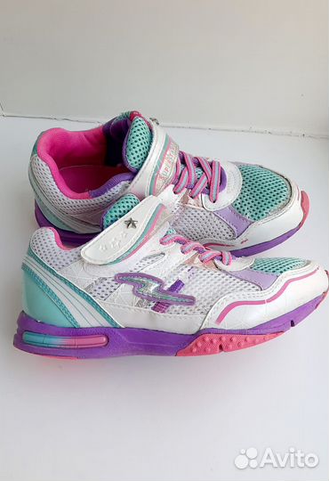 Фирменные кроссовки