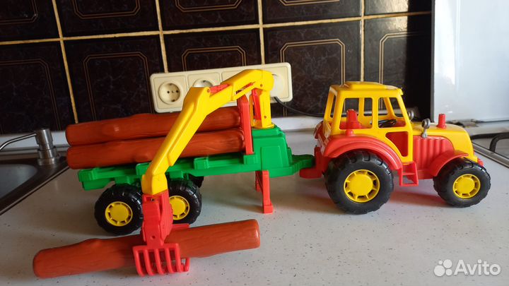 Игрушка развивающая. Трактор лесовоз