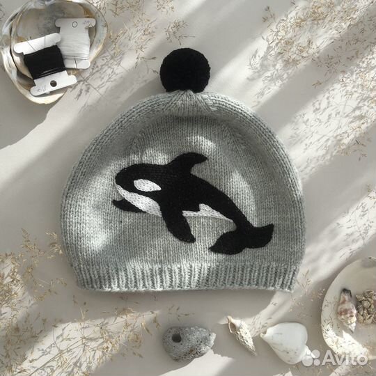 Вязаная шерстяная шапка с вышивкой 