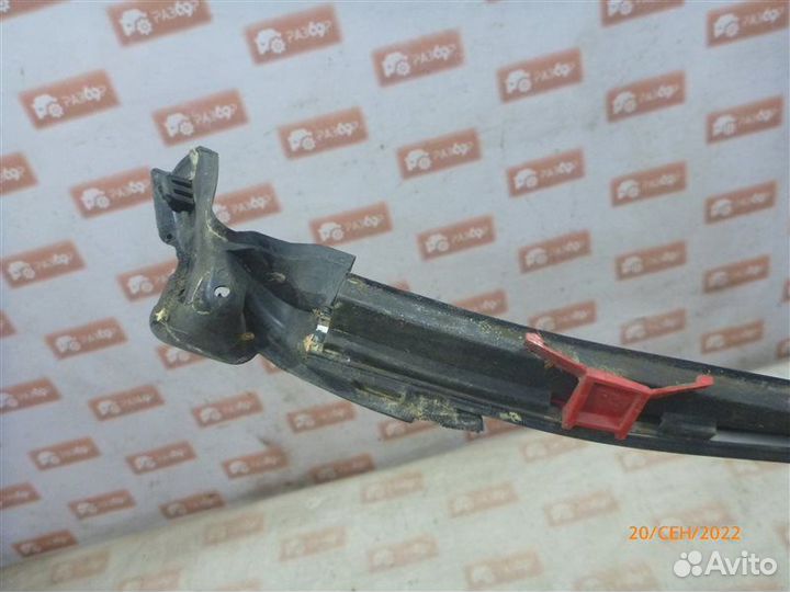 Уплотнительная резинка стекла правая Mitsubishi