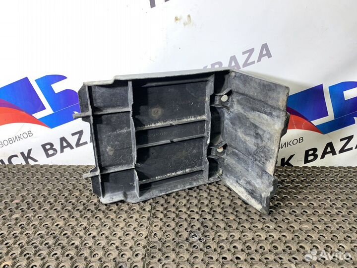 Крышка аккумуляторного ящика