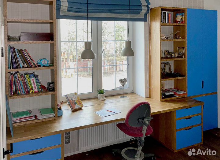 Рабочая зона у окна - стол и шкаф на заказ