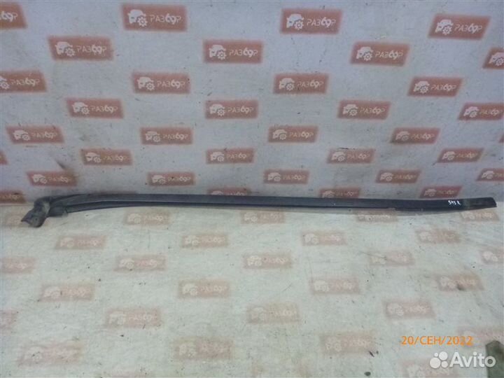 Уплотнительная резинка стекла правая Mitsubishi