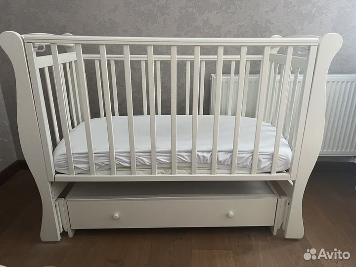 Детская кроватка с универсальным маятником