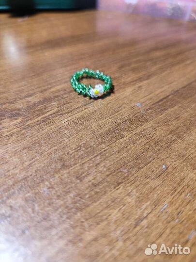 Кольцо из бисера с рамашкой