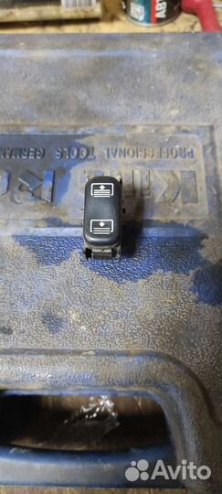 Кнопка задней шторки W210