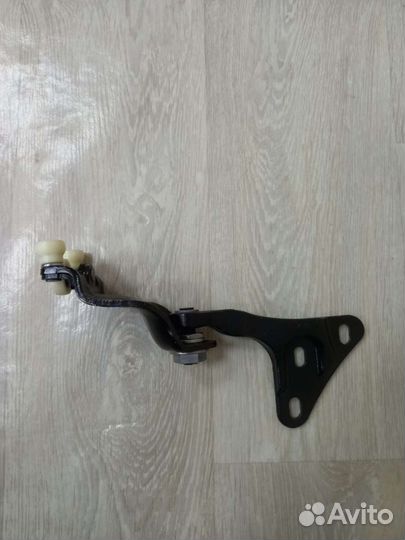 Ролик сдвижной двери правый верхний Ford Transit 8