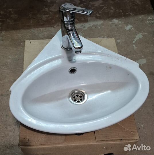 Раковина угловая Cersanit со смесителем