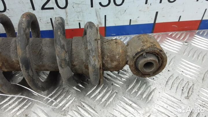 Стойка амортизатора заднего правого Toyota Avensis