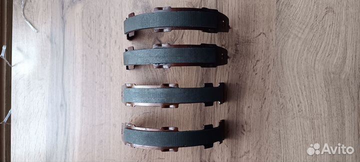 Тормозные колодки задние(ручник) арт М2520219