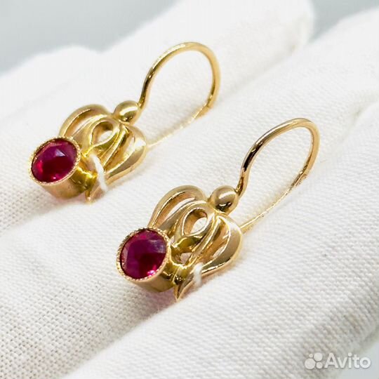 Золотые серьги с камнем