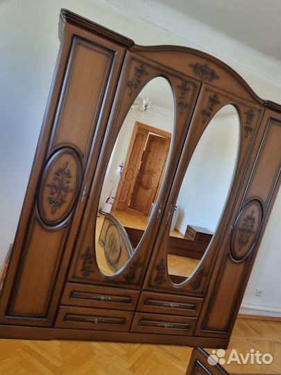 Шкаф и кровать