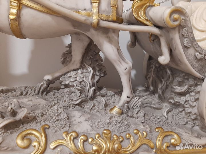 Статуэтка фарфоровая - экипаж с каретой