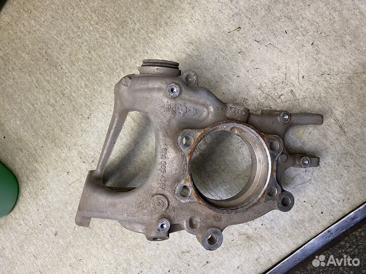 Audi q5 задний кулак правый