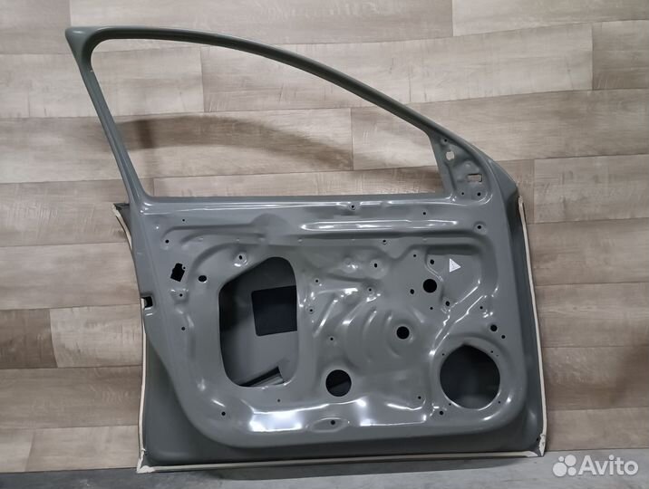 Передняя левая дверь Skoda Rapid