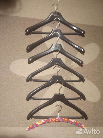 Вешалки-плечики дерев., пластм. и с прищепками