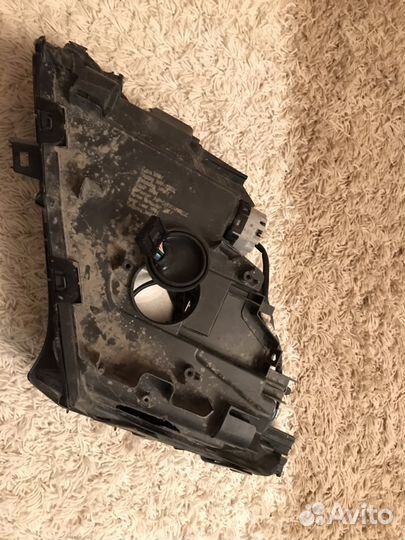 Правая передняя фара и правая передний ходовой ого