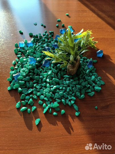 Камни и растение для аквариума