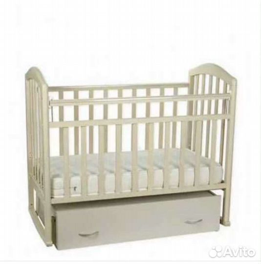 Детская кроватка с маятником