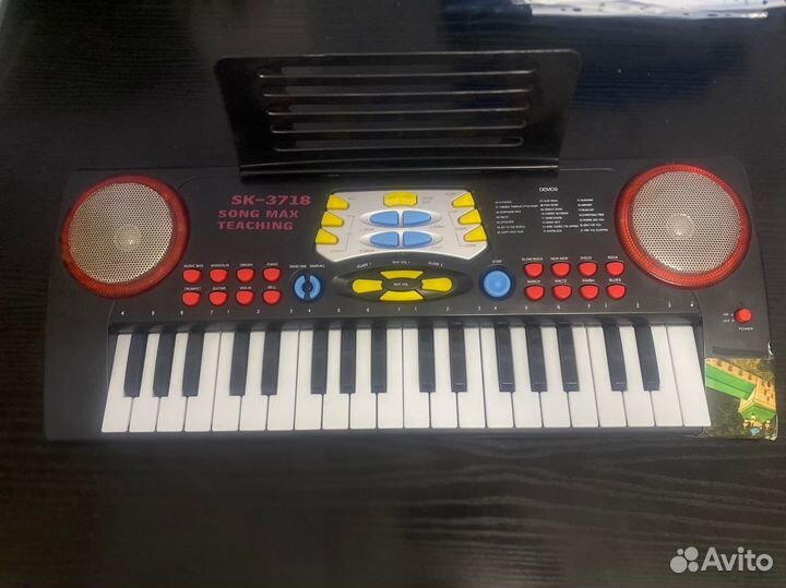 Синтезатор SK 3718