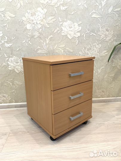 Тумбочка выкатная с выдвижными ящиками